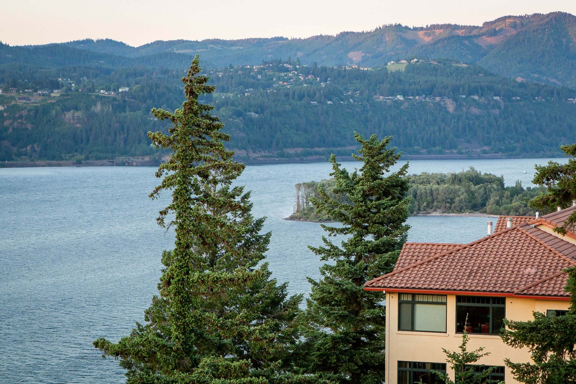 Columbia Cliff Villas