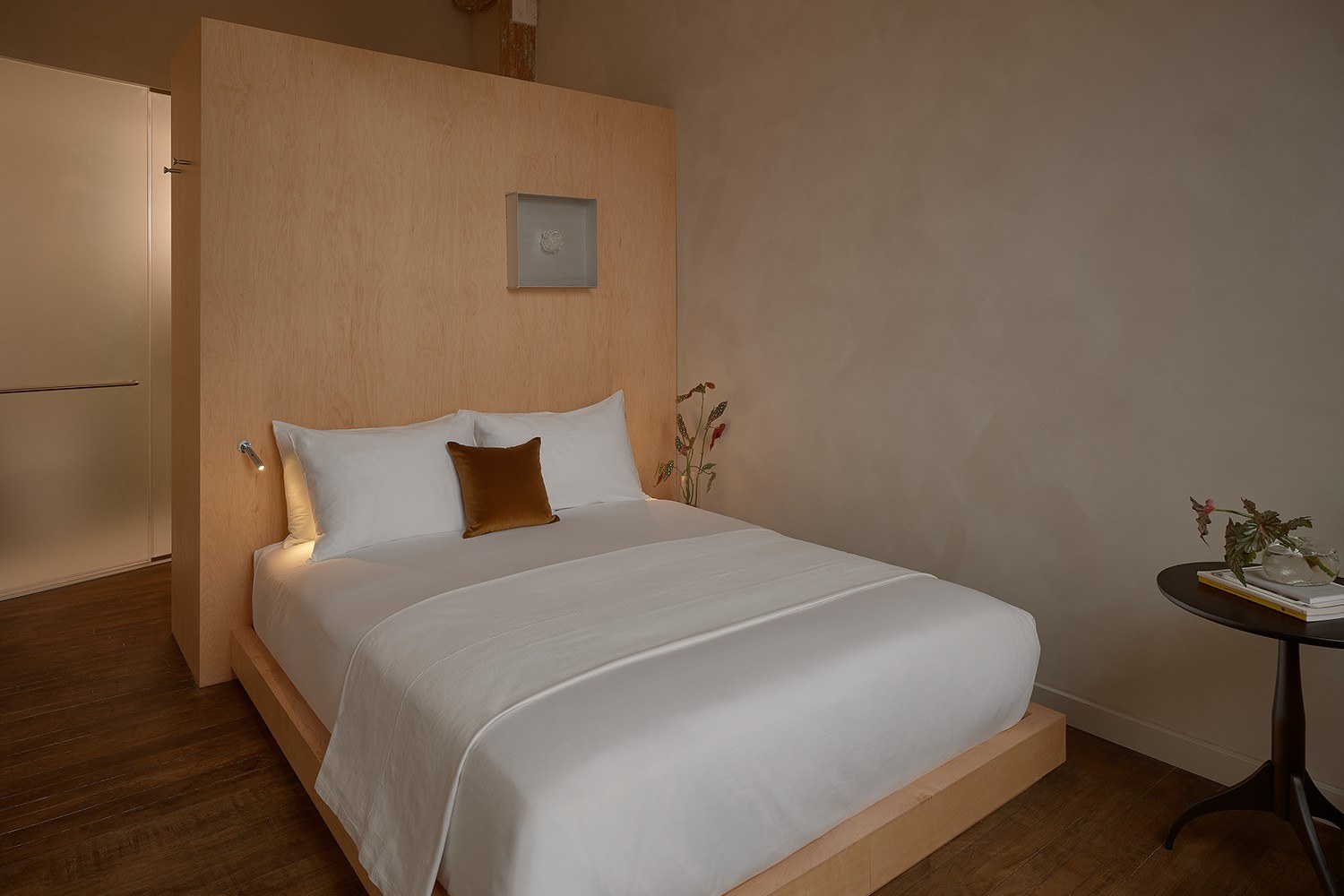 Pocketbook Hotel & Baths